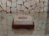 p370.gr.jpg - <p>Kerzenhalter, Sandstein grau, 8x8cm</p><p>€ 8,00 ohne Holz</p>